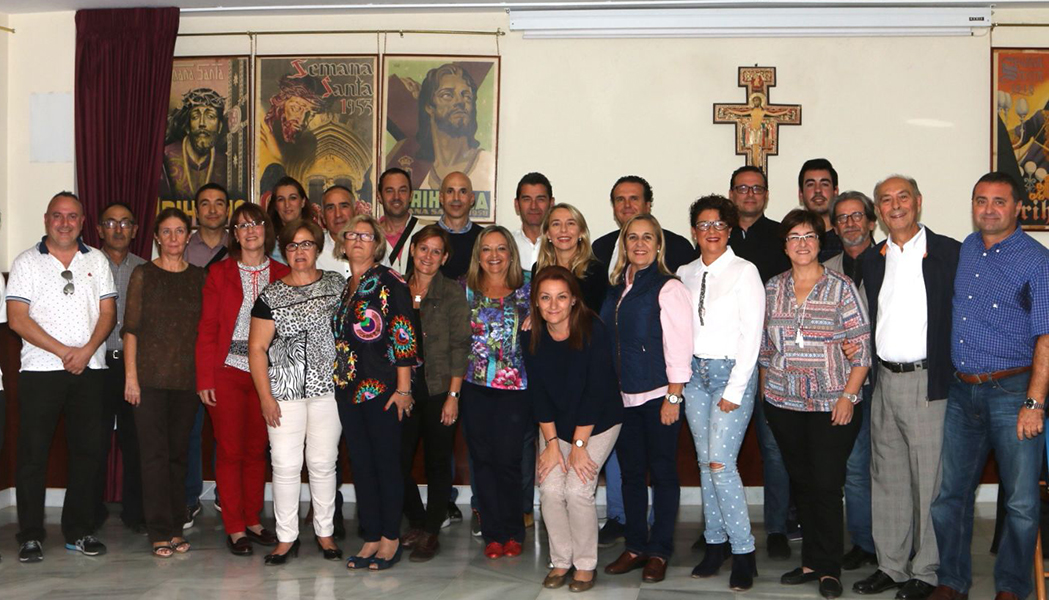 La Junta Directiva con la Cofrade de Honor 2017